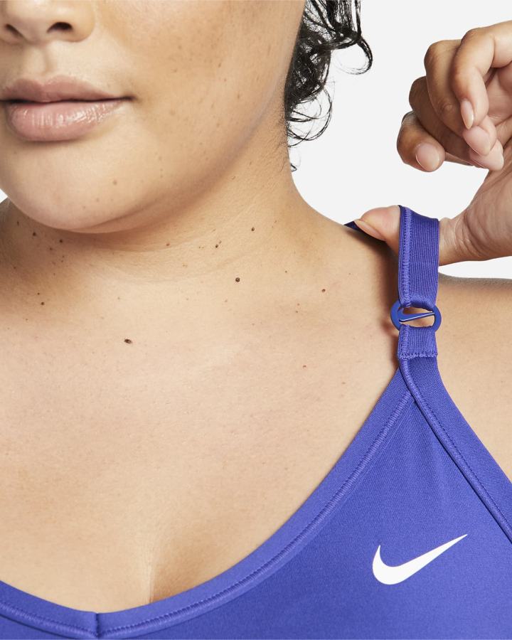 Nike Dri-FIT Indy Light-Support Podstavljena V-Neck (Plus Size) Ženske Sportski Grudnjak Tamno Kraljevska Plava Plave Bijele | HR-76348SUOD